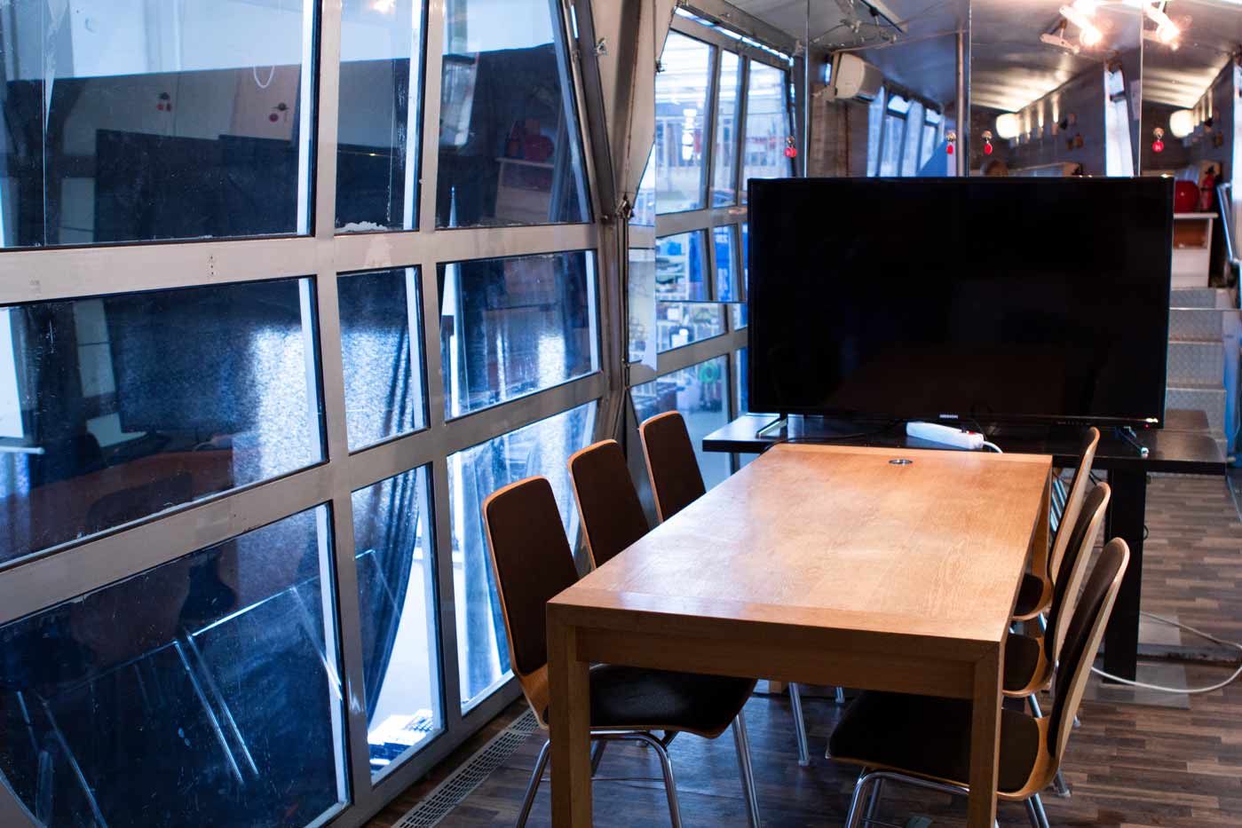 Unique room for meetings in the blue bus in the center of our makerspace Berlin, directly within our main eventlocation in Berlin Alt-Treptow.